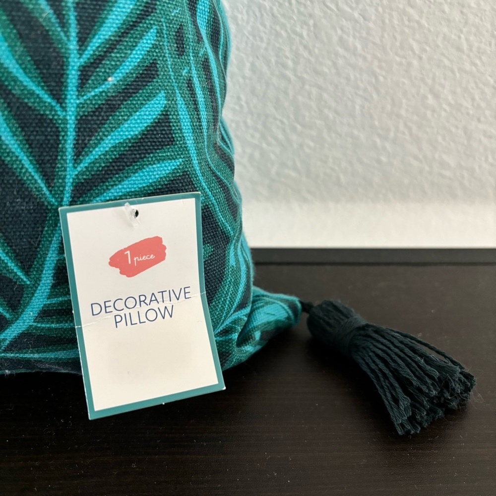 ❌SOLD❌ NWT Set of 3 Palm Leaf Print Tropical Tasseled Accent Pillows Teal Black - Picture 5 of 10